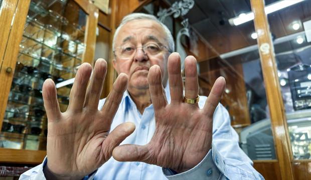 Ehliyetini yenilemek isterken öğrendi! 60 yıllık mesleği yüzünden parmak izi silinmiş