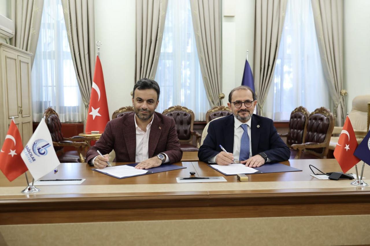 YTÜ Rektörü Prof. Dr. Eyüp Debik ile Bağcılar Belediye Başkanı Yasin Yıldız.
