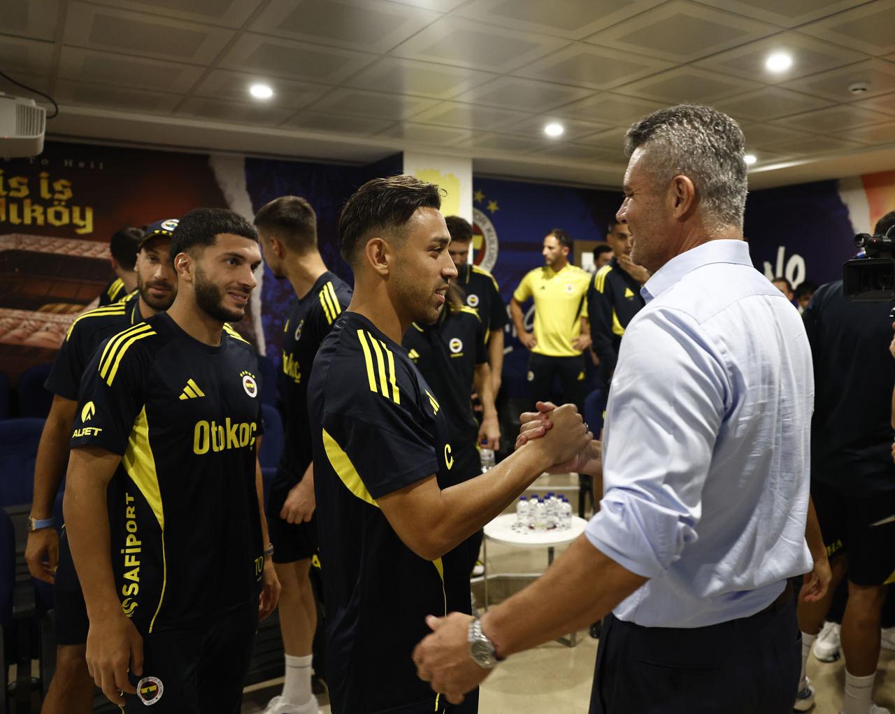 Fenerbahçe Başkanı Sadettin Saran, İrfan Can Kahveci ile el sıkışıyor