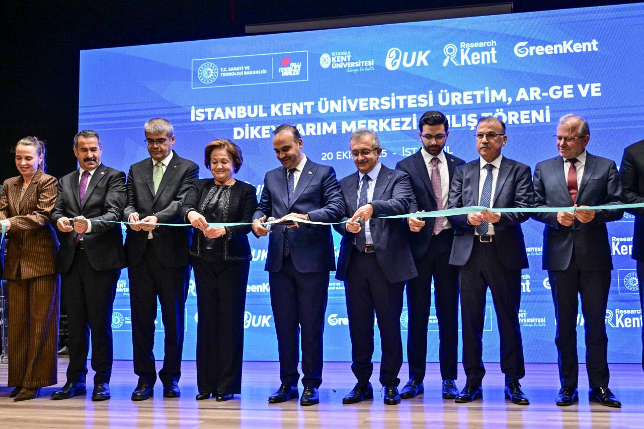 Sanayi ve Teknoloji Bakanı Mehmet Fatih Kacır (sol 5), İstanbul Kent Üniversitesi Üretim, Ar-Ge ve Dikey Tarım Merkezi Açılış Töreni'ne katıldı.