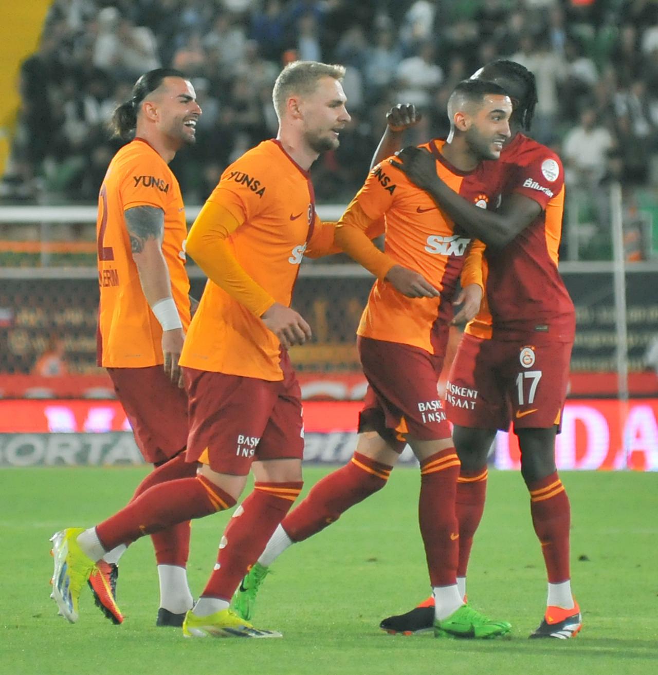 Victor Nelsson, Galatasaray'da oynarken bir gol kutlamasında.
