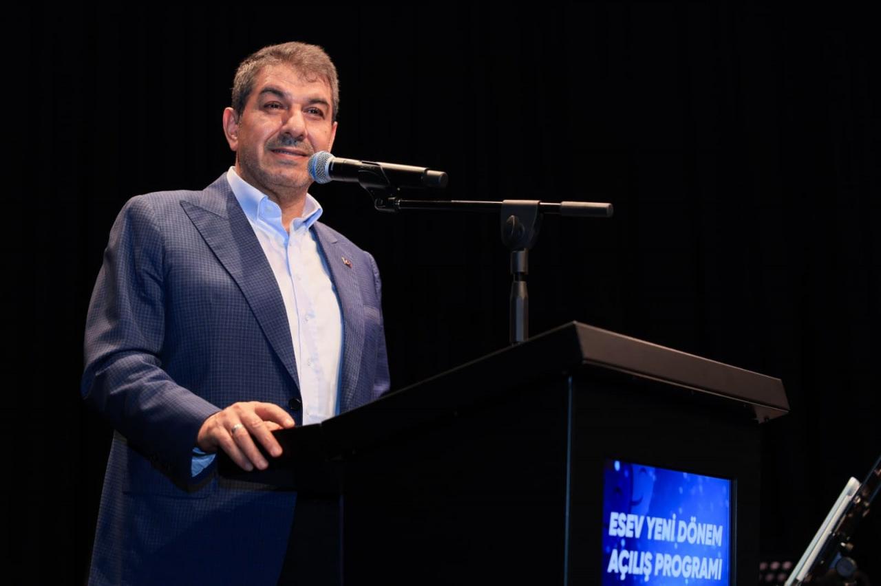 Esenler Belediye Başkanı M. Tevfik Göksu, konuşma yapıyor. 