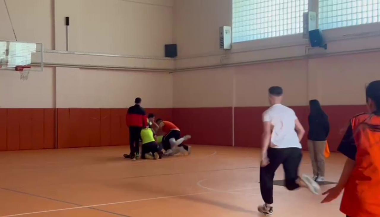 Okulda düzenlenen turnuva sırasında başlayan tartışma kameraya yansıdı. 