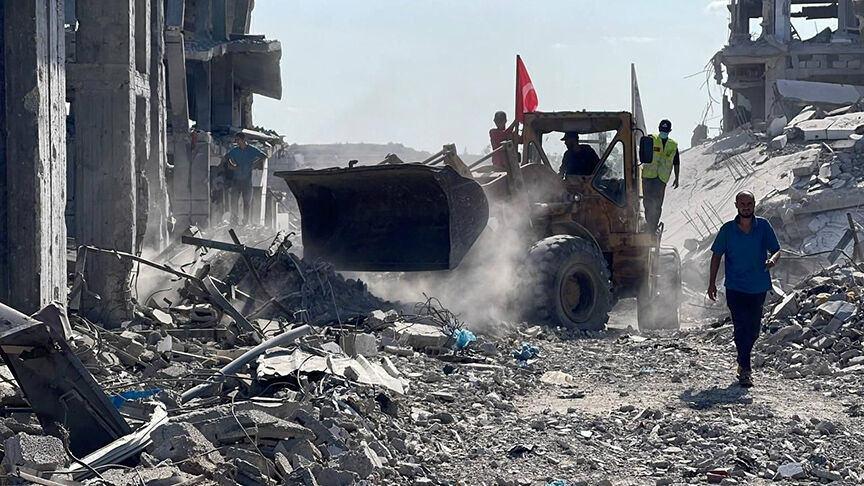 Gazze'de soykırımcı İsrail'in oluşturduğu yıkımı kaldırmaya yönelik çalışmalar sürüyor.