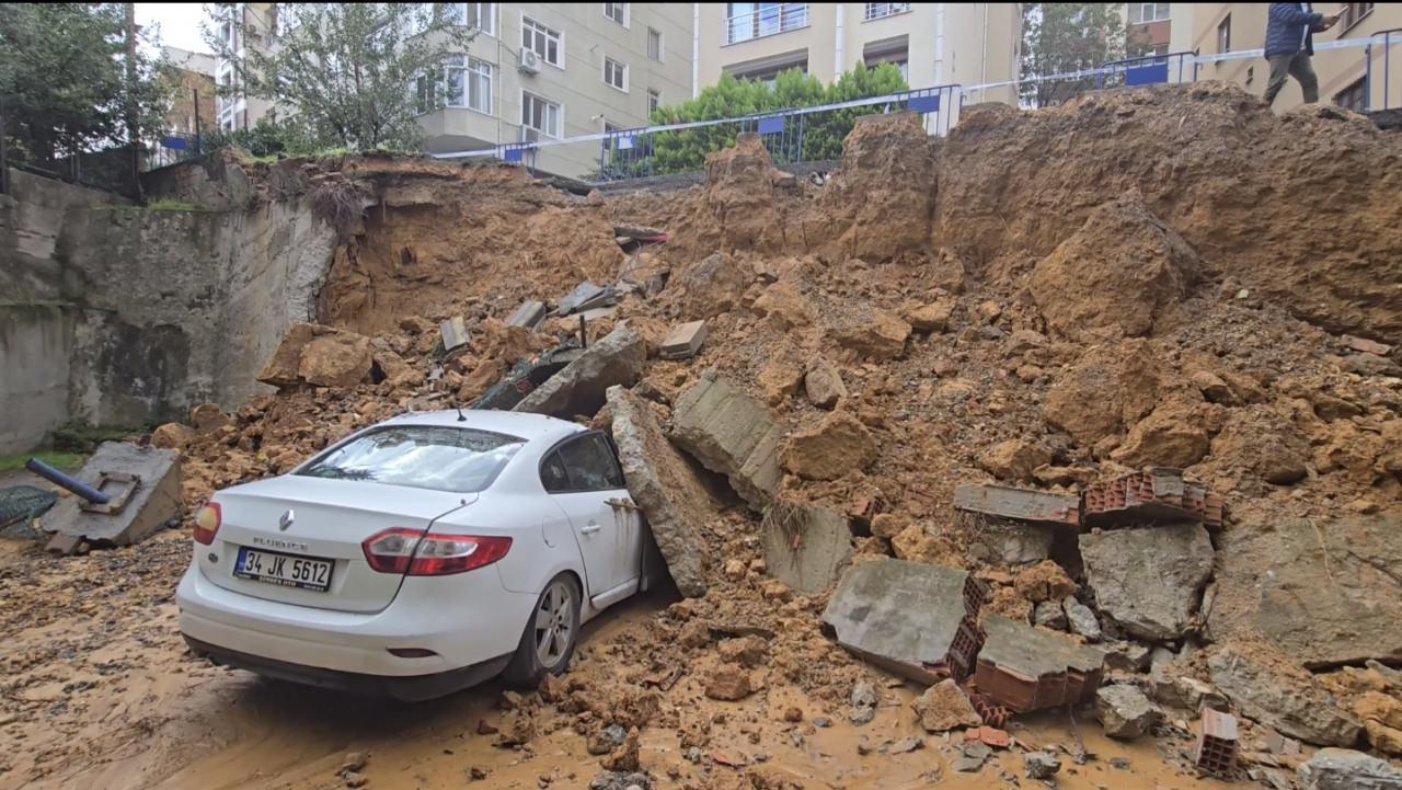 Maltepe'de istinat duvarı çöktü