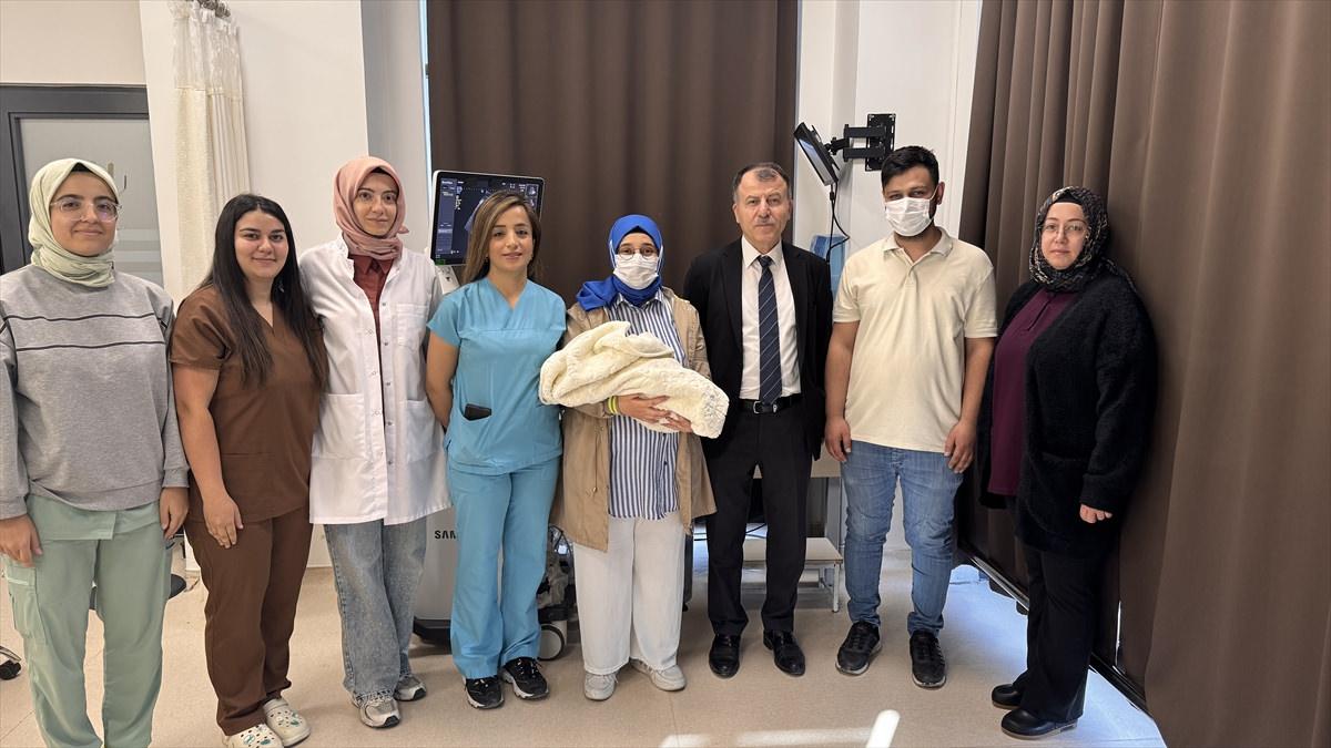 Buğlem Ece bebeğin yakınları ve sağlık çalışanları.