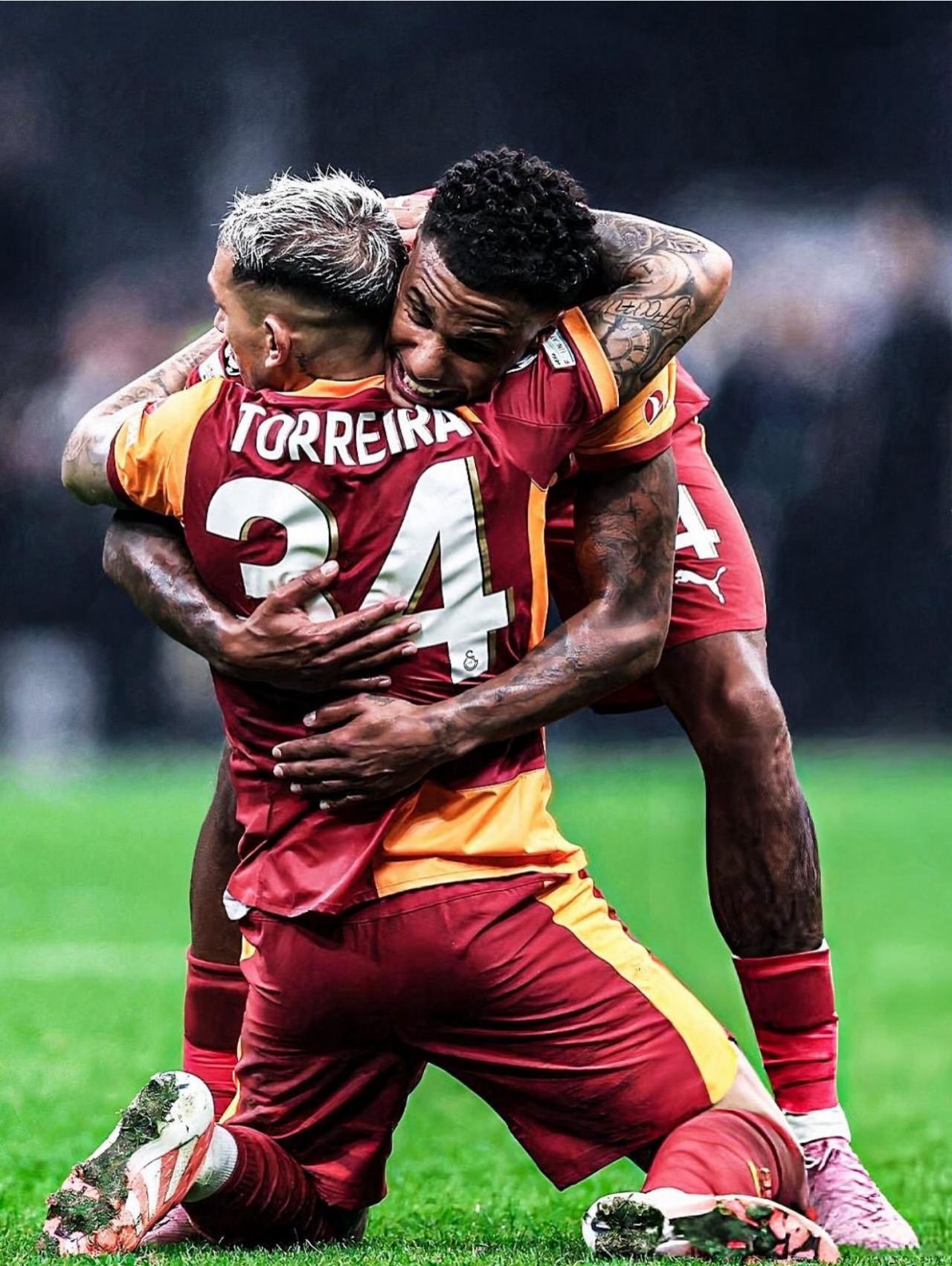 Galatasaraylı futbolcular Lucas Torreira ve Ismail Jakobs