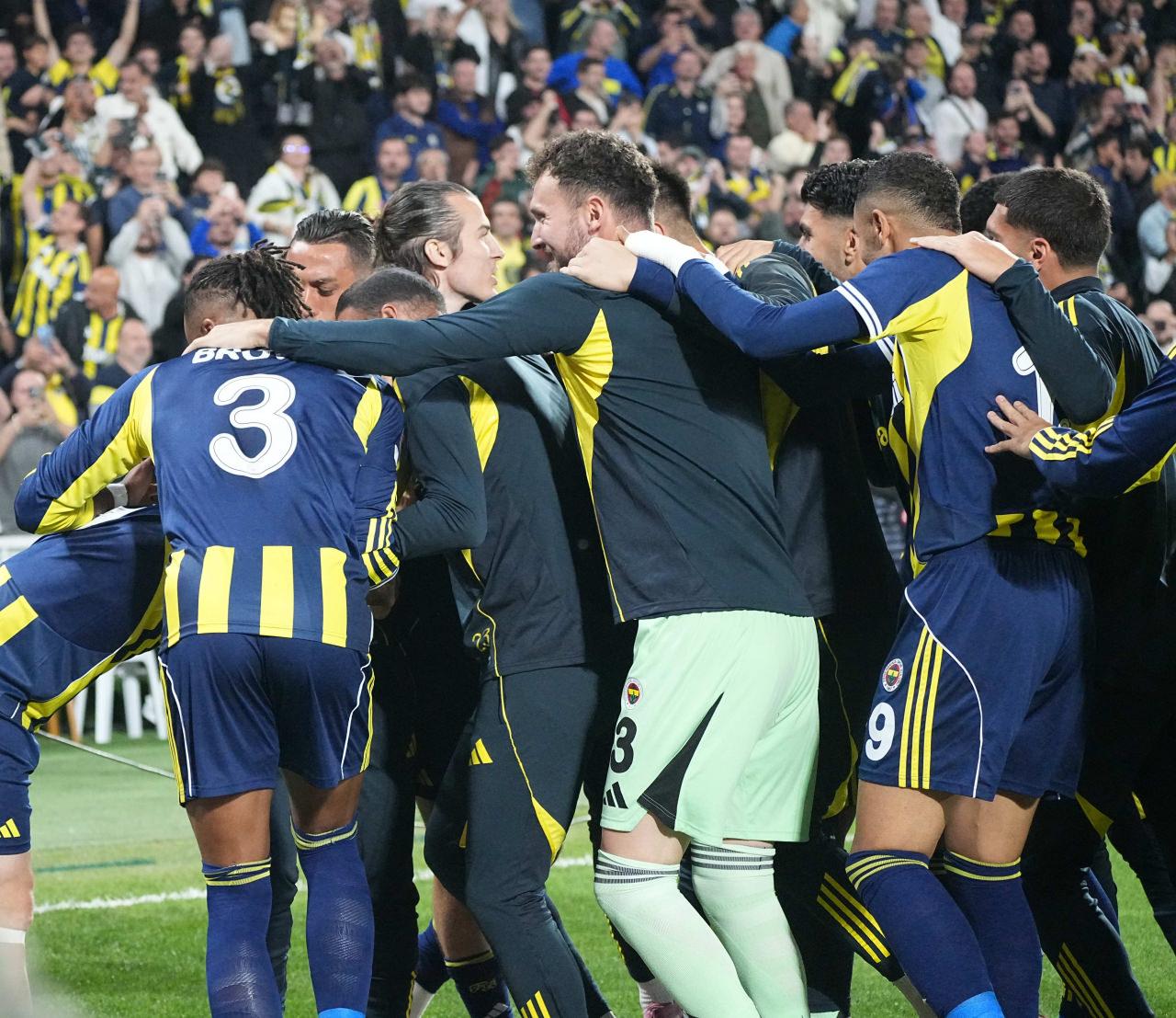 Fenerbahçe ile OGC Nice maçı. Sarı-lacivertli futbolcuların gol sevinci