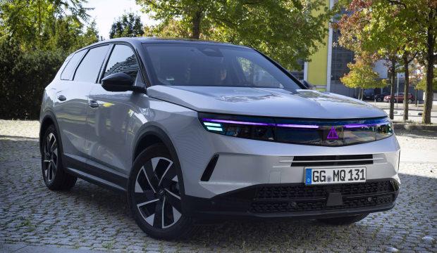 Opel, otonom araçlarda yapay zeka destekli aydınlatma iletişim sistemini sergiledi!