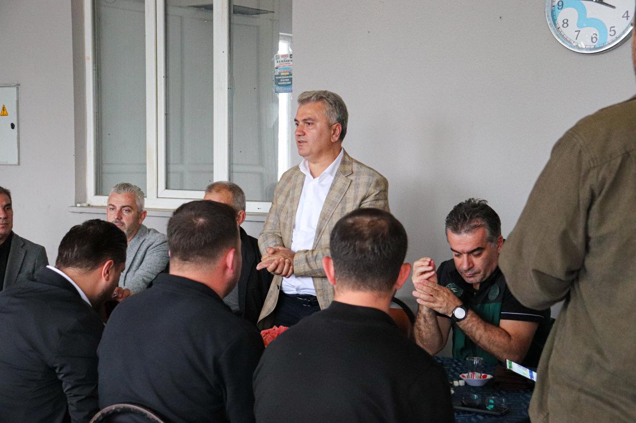 AK Parti Balıkesir Milletvekili Dr. Mustafa Canbey, vatandaşlar ile bir arada. 