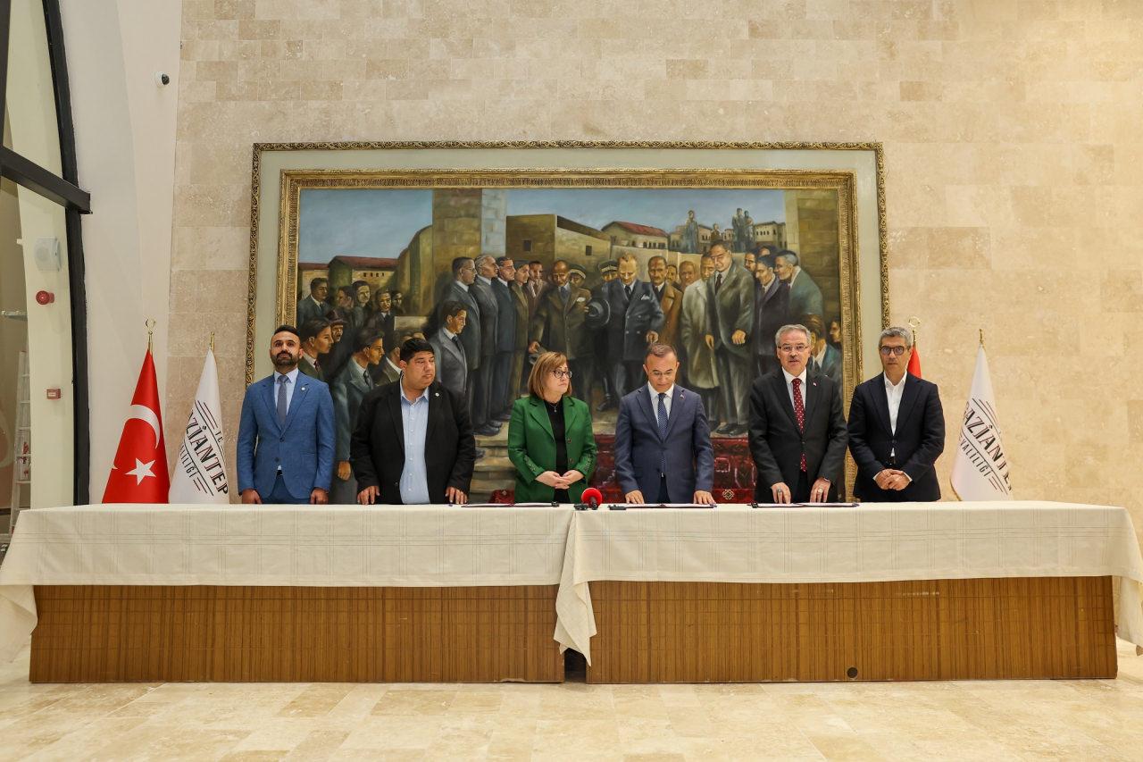 Gaziantep Valiliği koordinasyonunda Gaziantep Büyükşehir Belediyesi, İl Milli Eğitim Müdürlüğü ve Gaziantep Kantinciler Esnaf Odası işbirliğinde yürütülecek çalışma için Valilik Fuaye Alanı’nda protokol imza töreni yapıldı.
