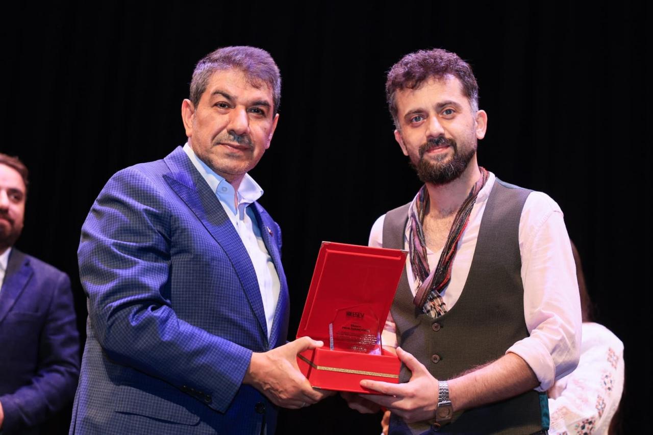 Esenler Belediye Başkanı M. Tevfik Göksu plaket veriyor. 