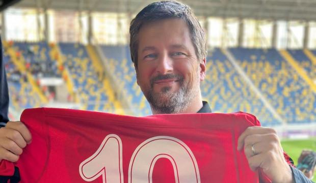 Süper Lig maçında sürpriz! Maçı ailesiyle tribünden izledi