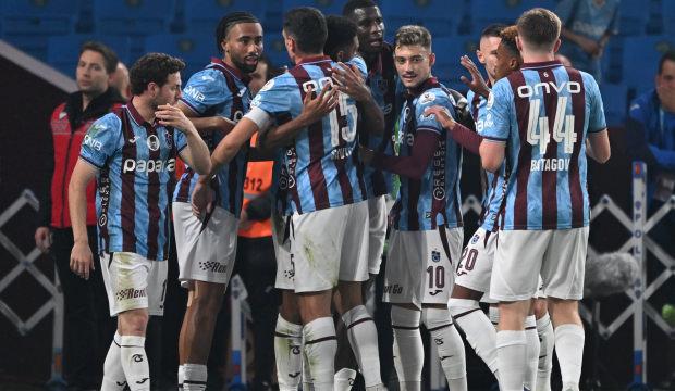 Fırtına seriye bağladı! Evinde yıldızlarıyla güldü