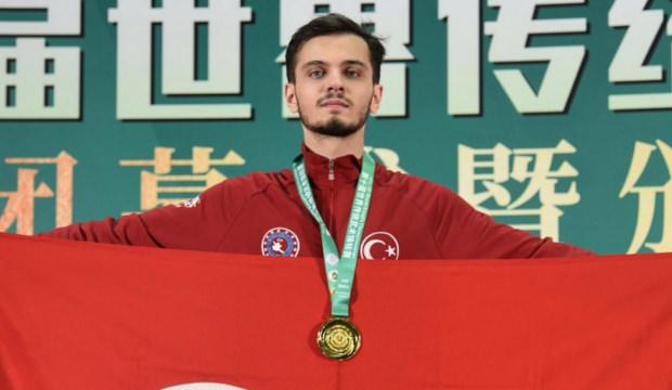 T&uuml;rk Milli Kungfu Takımı D&uuml;nya Şampiyonu: Aky&uuml;z'den 'beyaz el' protestosu