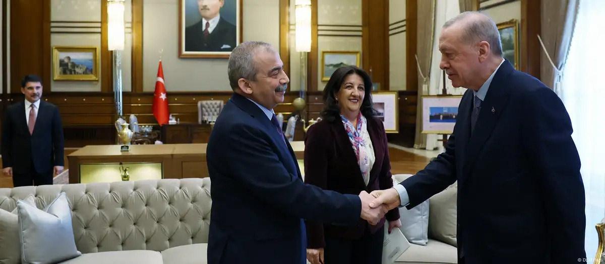 Cumhurbaşkanı Erdoğan ve DEM Parti heyetinin önceki görüşmelerinde hayatını kaybeden DEM Partili vekil Sırrı Süreyya Önder de yer almıştı.