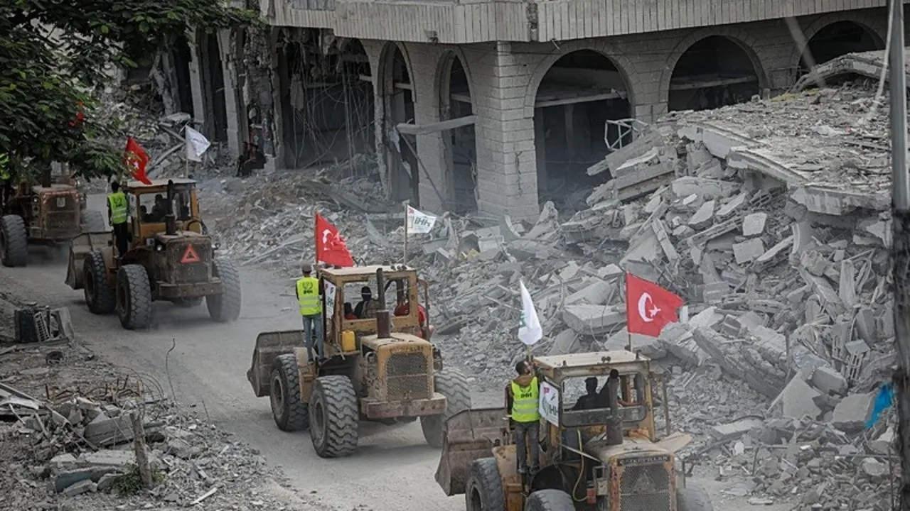 Gazze'de enkaz kaldırma faaliyetlerinde yer alan Türk aktivistler