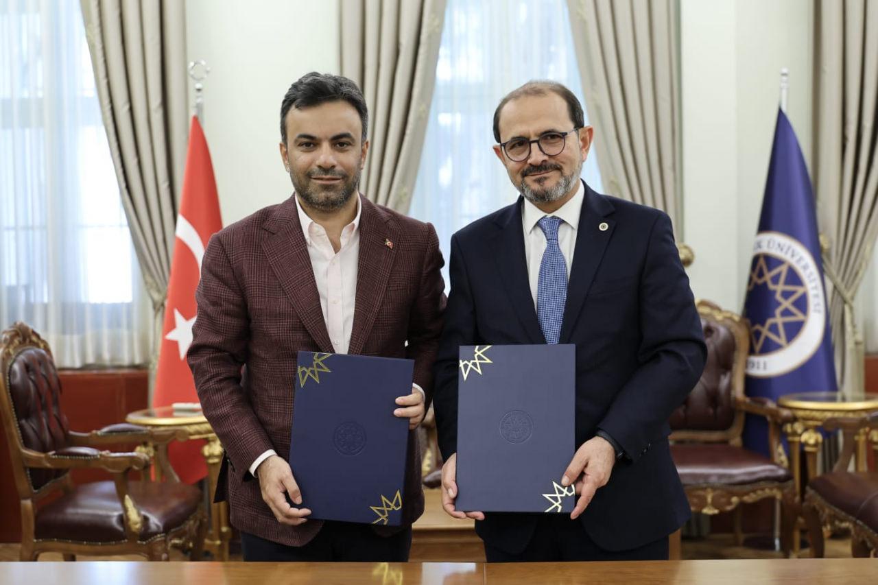 Bağcılar Belediye Başkanı Yasin Yıldır ve Yıldız Teknik Üniversitesi Rektörü Prof. Dr. Eyüp Debik.
