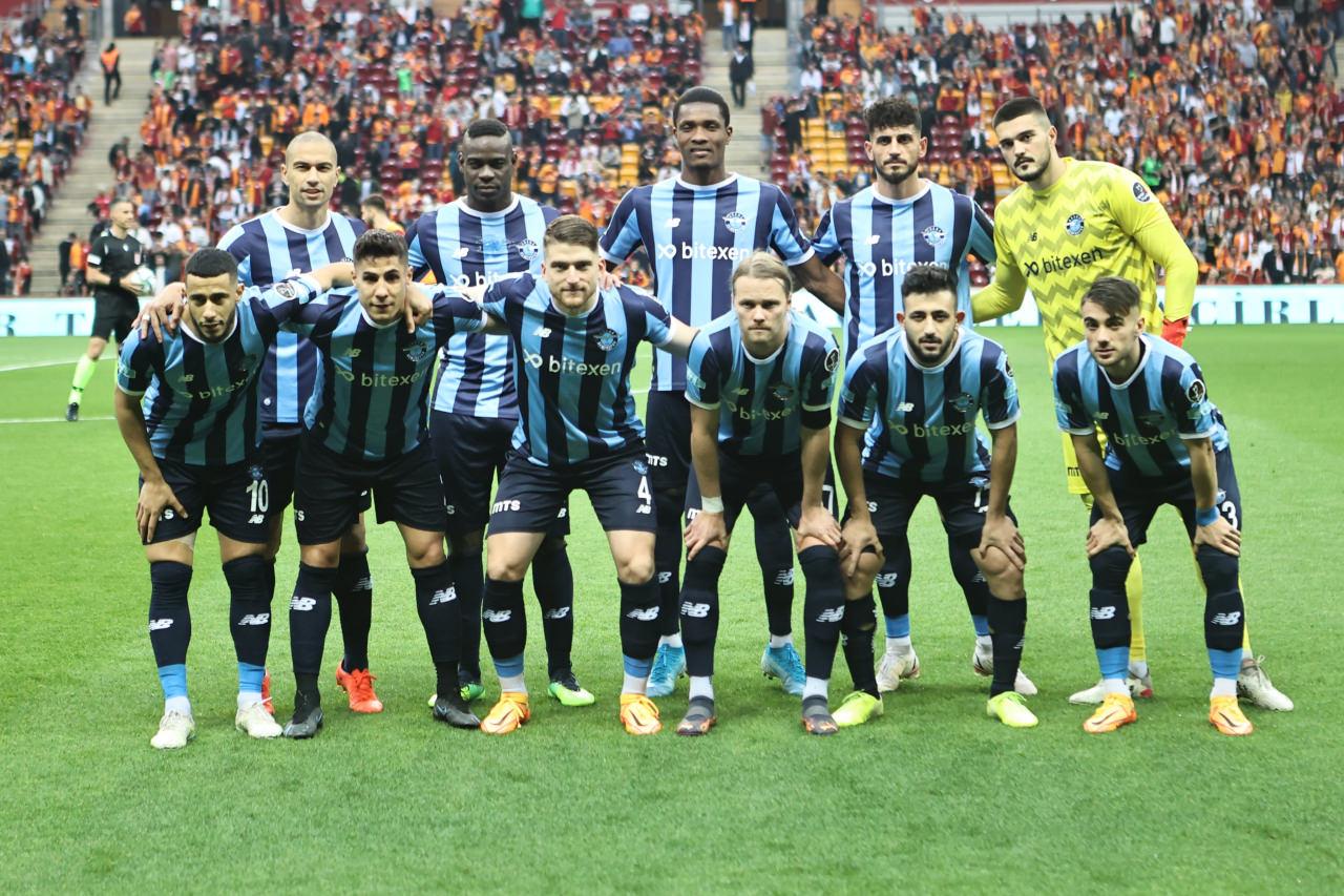 Adana Demirspor, Galatasaray maçı öncesinde takım fotoğrafı verirken, 16 Mayıs 2022