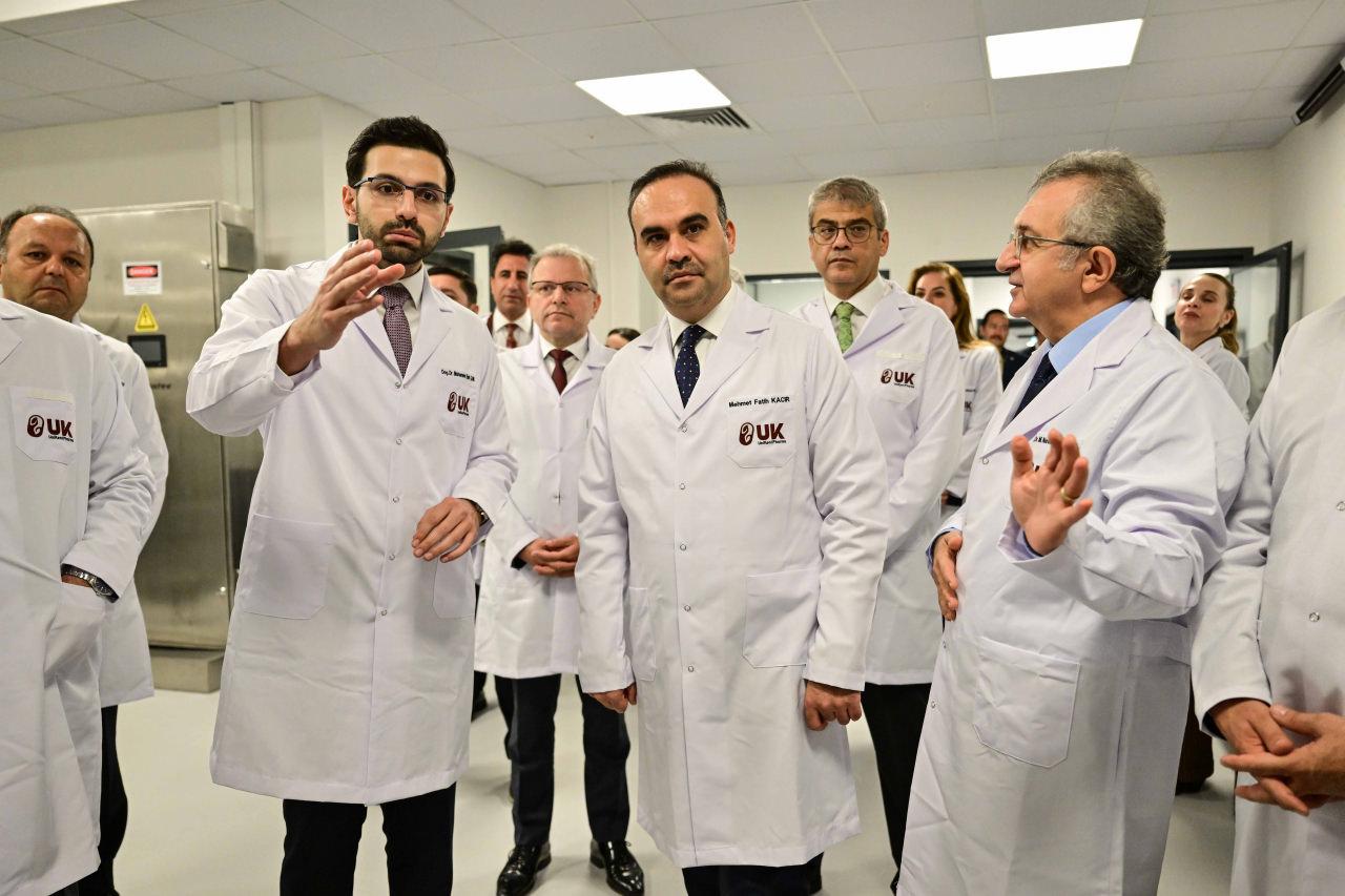 Sanayi ve Teknoloji Bakanı Mehmet Fatih Kacır  İstanbul Kent Üniversitesi Üretim, Ar-Ge ve Dikey Tarım Merkezi Açılış Töreni'ne katıldı. Bakan Kacır, burada incelemelerde bulundu.