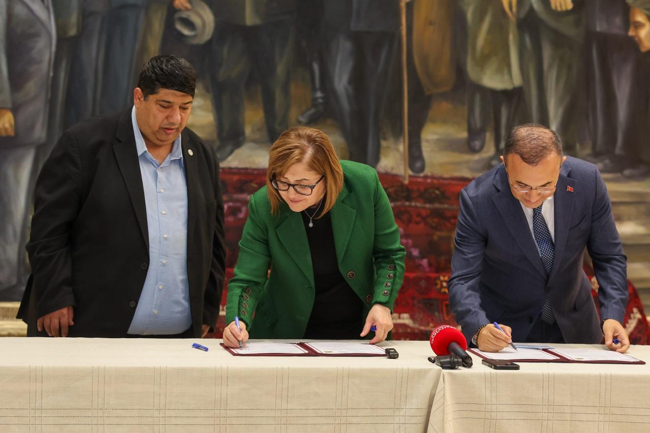 Gaziantep Büyükşehir Belediye Başkanı Fatma Şahin ve Gaziantep Valisi Kemal Çeber proje için imza atıyor.