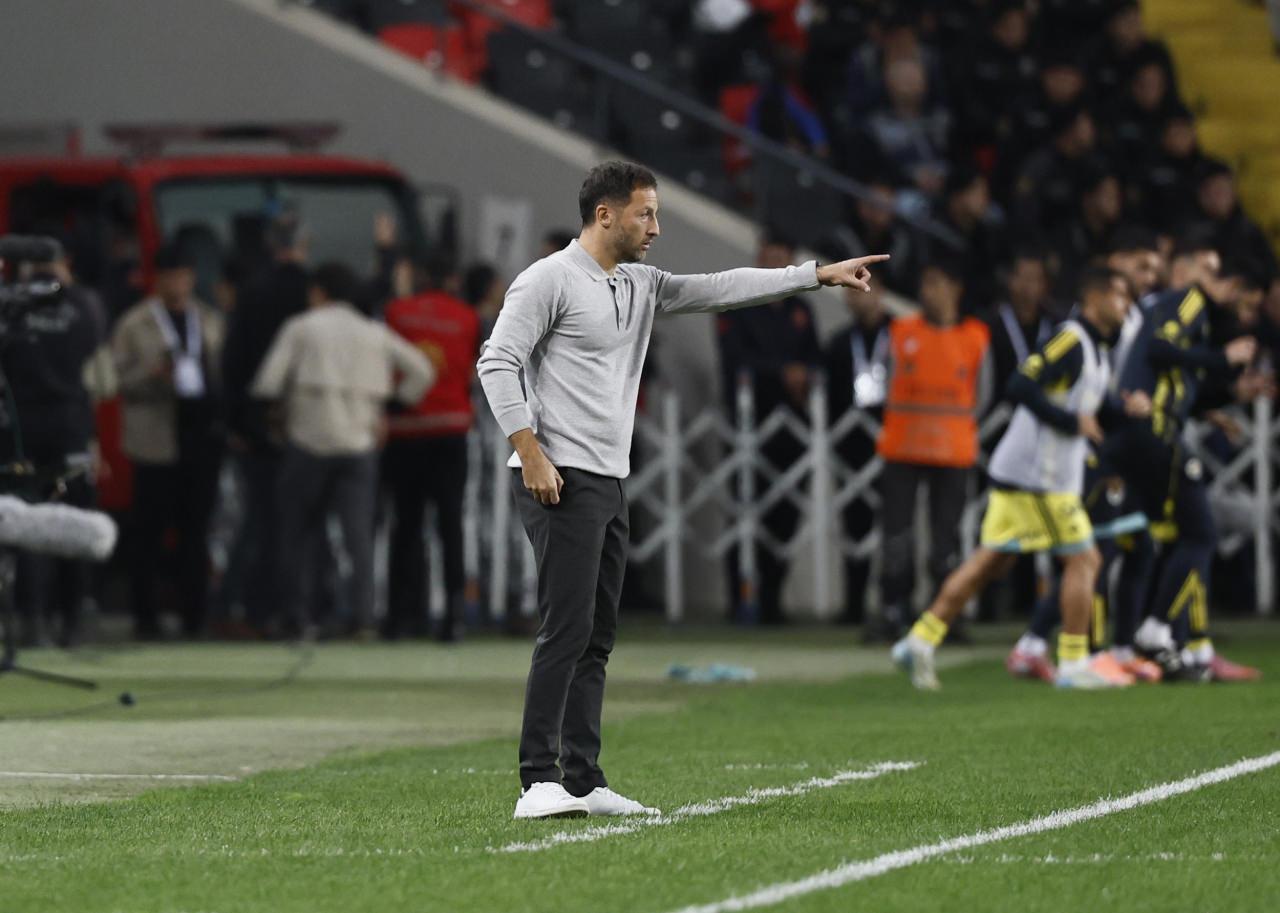 Fenerbahçe teknik direktörü Domenico Tedesco, Gaziantep FK maçında oyuncularına direktifler veriyor