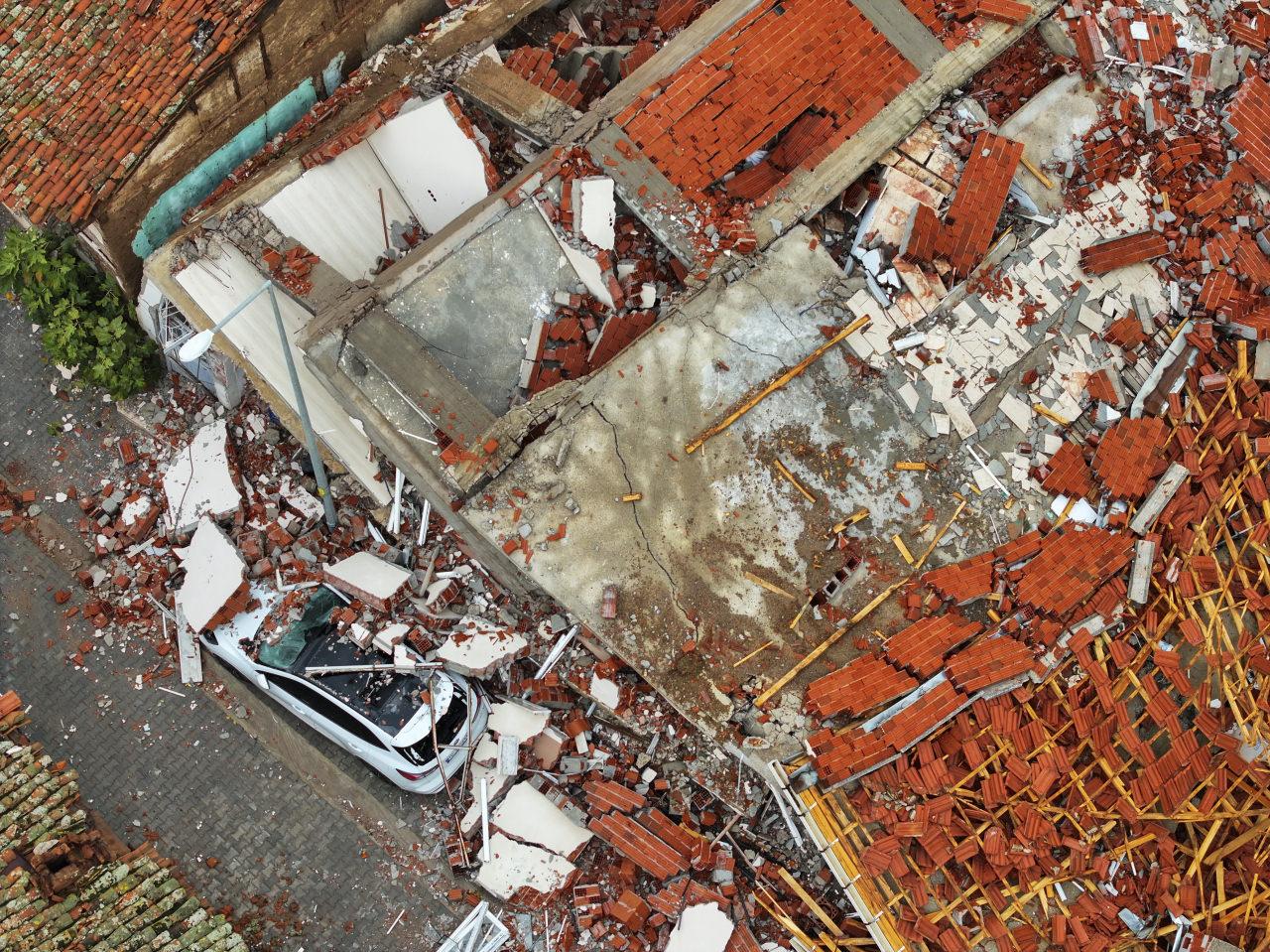 Cumhuriyet Meydanı etrafında bulunan 2 bina yerle bir oldu. Enkazların çevresine, güvenlik amacıyla şerit çekildi.