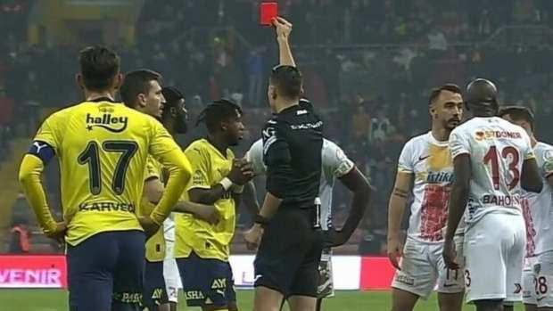 2023-2024 sezonu Kayserispor - Fenerbahçe maçında Fred'e küfür ettiği gerekçesiyle kırmızı kart veren Zorbay Küçük.