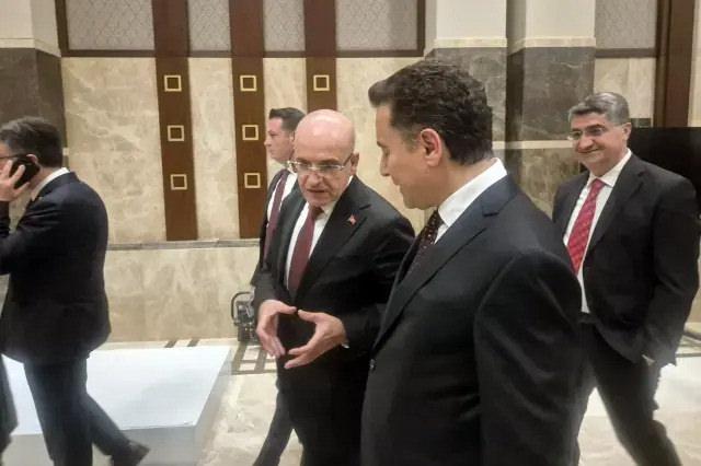 Hazine ve Maliye Bakanı Mehmet Şimşek ve DEVA Partisi Genel Başkanı Ali Babacan resepsiyonda yan yana geldi.