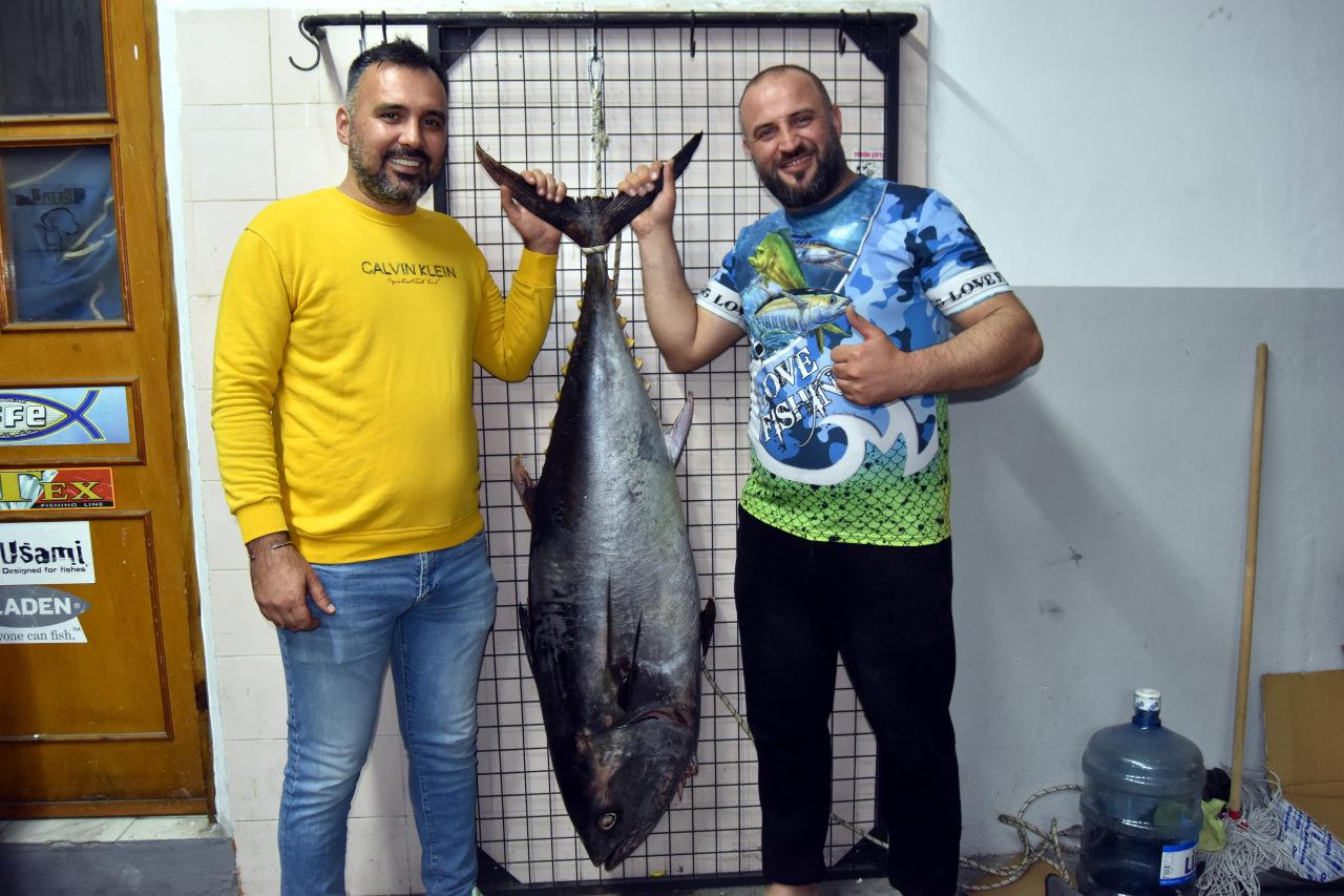 Kadir Çokivgen ve arkadaşı yakaladıkları balık ile fotoğraf çektirdi.