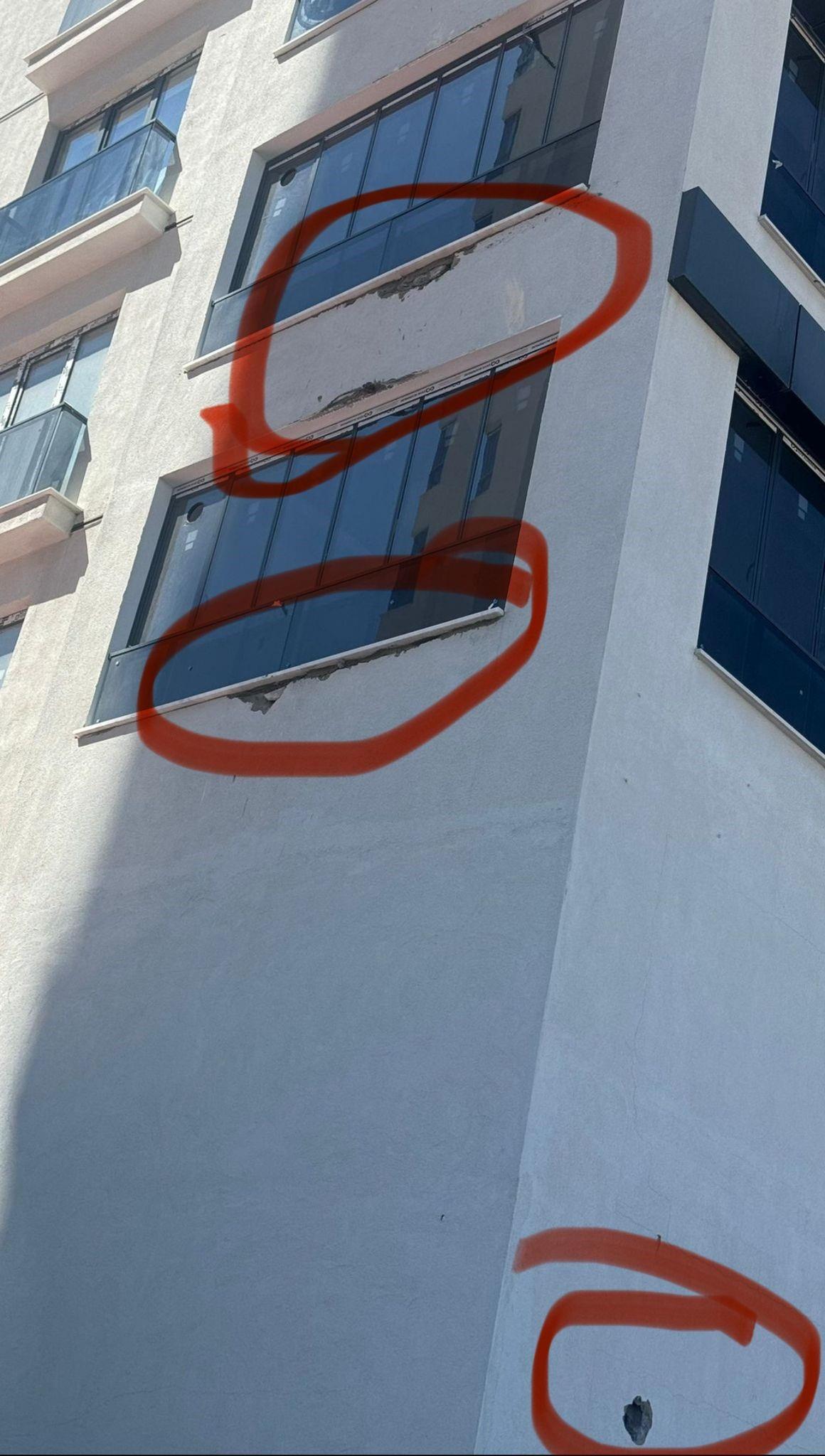 Yurten-9 Konutları'nın dış yüzeyinin döküldüğü görüldü.