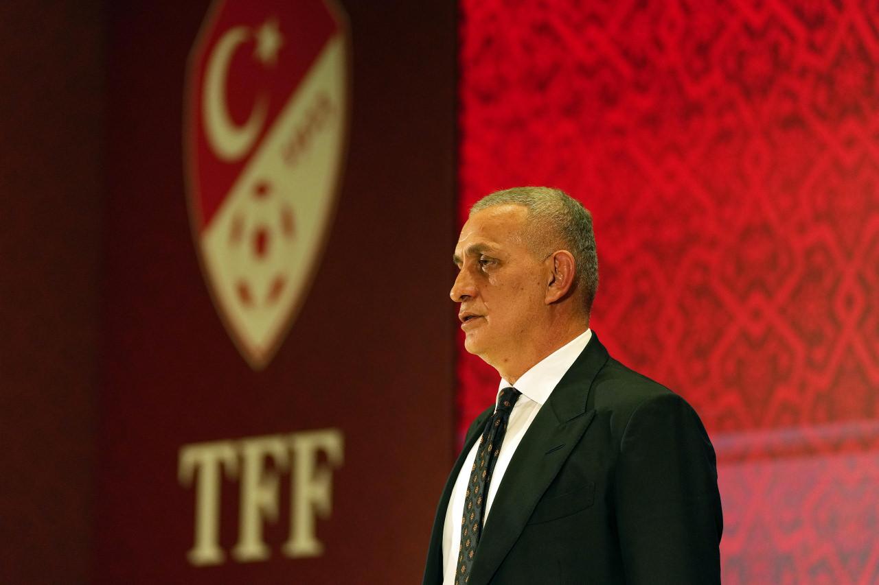 TFF Başkanı İbrahim Ethem Hacıosmanoğlu, Riva'da düzenlenen basın toplantısında konuşma yaparken, 27 Ekim 2025
