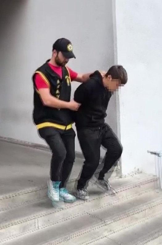 Şüpheli şahsın emniyete götürüldüğü anlar.