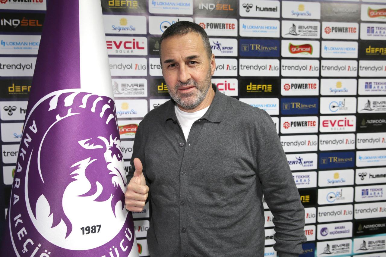 Yalçın Koşukavak, Ankara Keçiörengücü tesislerinde kulübün bayrağının yanında, 29 Ekim 2025