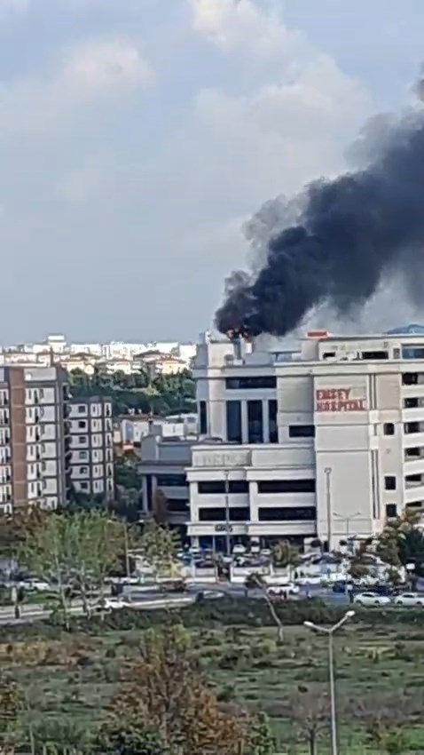 Hastanedeki yangının dumanları çevre bölgelerden de görüldü.