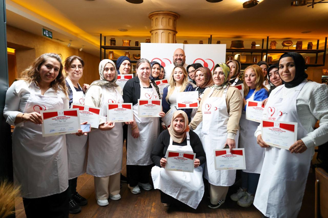 Gastronomi eğitimi alan kadınlar.