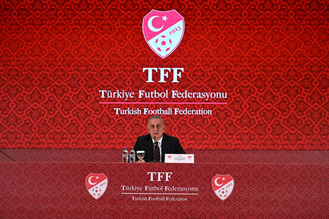 TFF Başkanı İbrahim Ethem Hacıosmanoğlu, Riva'da düzenlenen basın toplantısında konuşma yaparken, 27 Ekim 2025