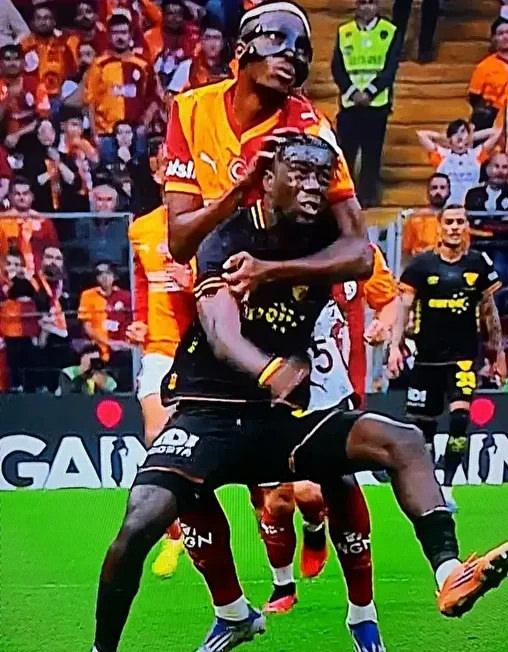 Victor Osimhen ile Bokele arasındaki ikili mücadeleden bir görüntü.