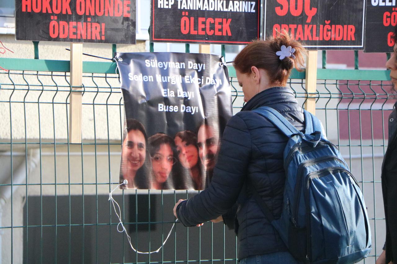 Hayatını kaybeden vatandaşların yakınları, duruşmanın görüldüğü alana geldi.