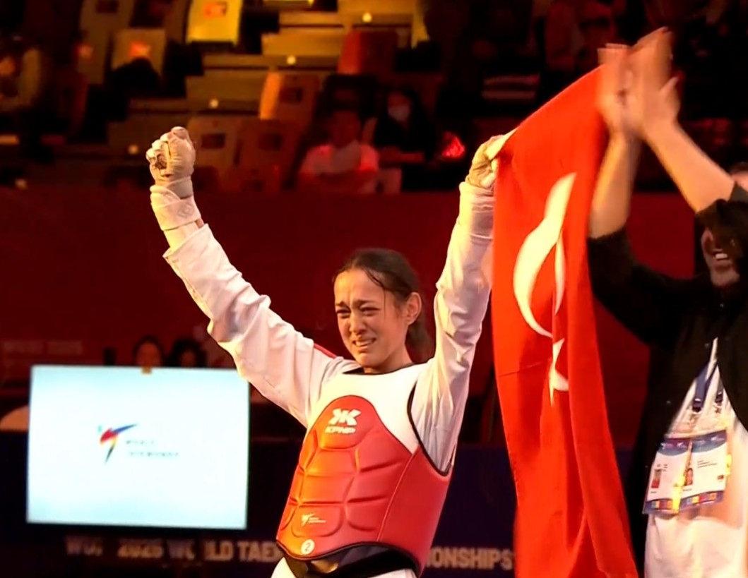 Çin'de düzenlenen Dünya Taekwondo Şampiyonası'nda altın madalya kazanan sporcumuz Emine Göğebakan