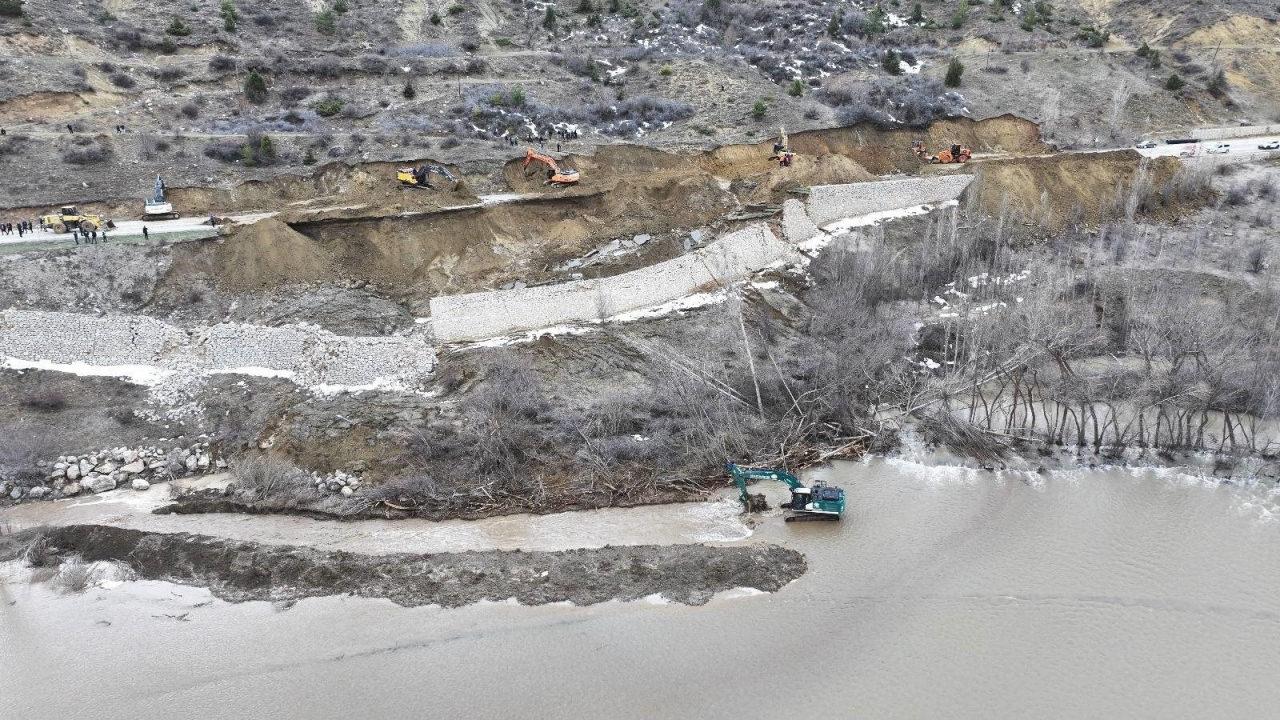 Karayolu heyelanın meydana gelmesinin ardından ulaşıma kapatıldı.