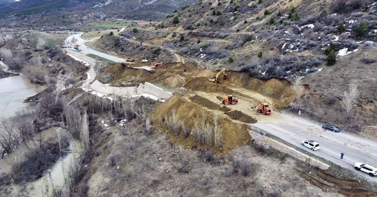 Heyelan bölgesinde ekiplerin çalışmaları sürüyor.
