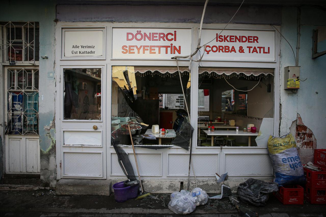 Balıkesir'in Sındırgı ilçesinde meydana gelen 6.1 büyüklüğünde deprem nedeniyle ilçe merkezindeki bazı binalar sarsıntıyla yıkıldı, bazıları ağır hasar aldı.