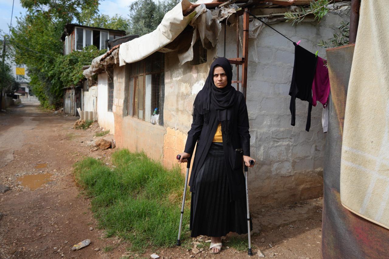 Depremde bacağını kaybeden kadın kocası tarafından terk edildiğini iddia etti. 