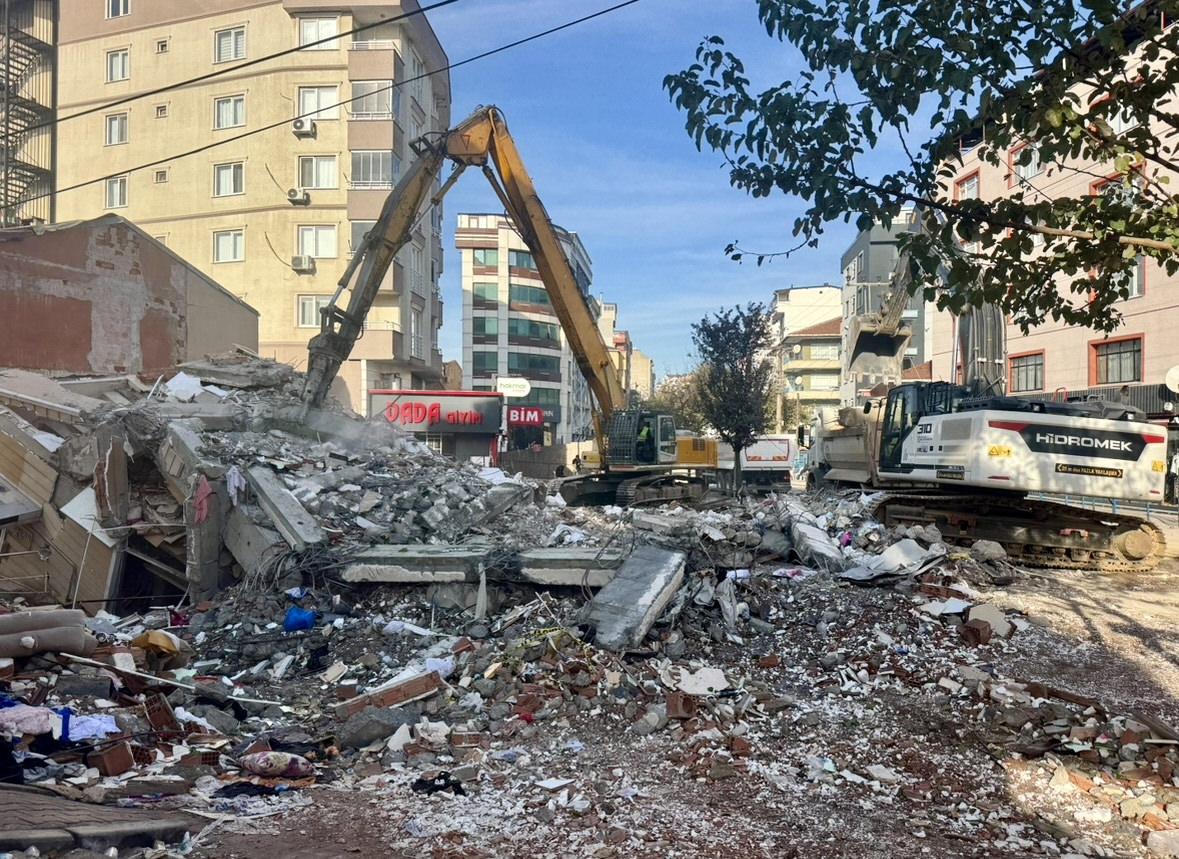 Çöken binanın enkazı kaldırılıyor. 