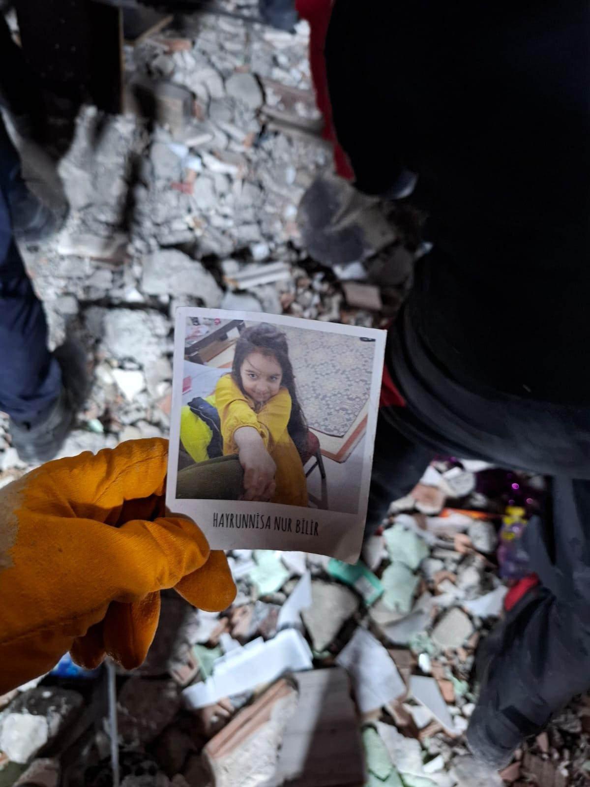 Enkazdan çıkarılan fotoğraf