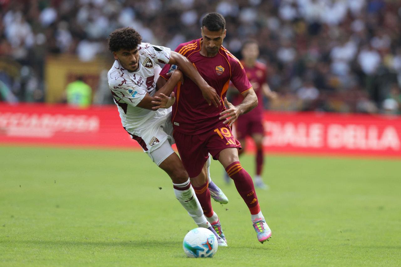 Roma'da forma giyen milli futbolcu Zeki Çelik, rakibi ile ikili mücadelede...