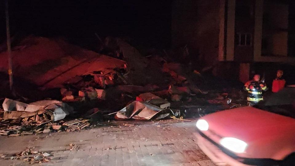 Balıkesir Sındırgı'daki depremin ardından bölgede bazı boş binaların yıkıldığı belirtildi.