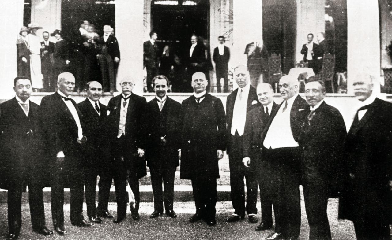 Büyük Millet Meclisi Hükümetinin Temsilcisi olarak Lozan kentinde yapılan ve barış antlaşması ile sonuçlanan müzakerelere katılan İsmet İnönü ve diğer ülke temsilcileri