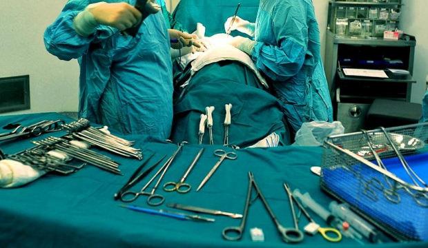 Silahlı saldırı sonrası kâbusu yaşadı: Bacak kemiğini çenesine naklettiler